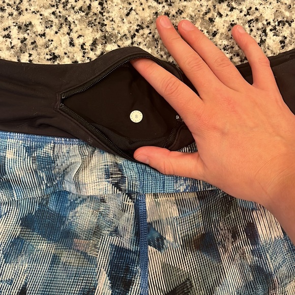 LULULEMON Blue Graphic Print Speed Up Short 2.5 - Picture 3 of 4